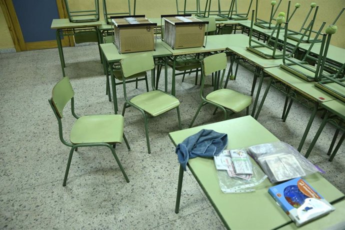 Sillas y mesas en un aula de un colegio público en Madrid.
