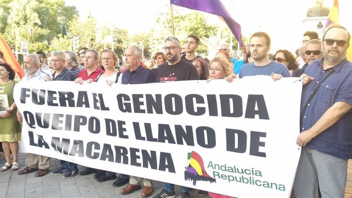 Imagen de archivo de una de las concentraciones impulsadas por Andalucía Republicana ante la basílica de la Macarena por los restos de Queipo de Llano