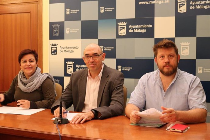 Los concejales de Adelante Málaga Paqui Macías, Eduardo Zorrilla y Nicolás Sguiglia en rueda de prensa