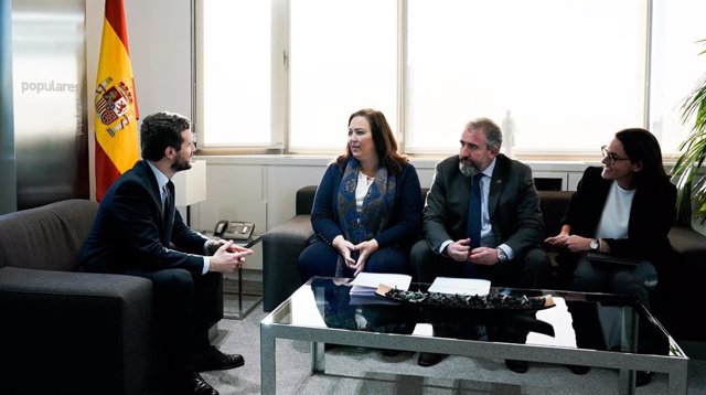 Reunión del líder del PP, Pablo Casado, con la presidenta de la AVT, Maite Araluce, y otros directivos de la asociación
