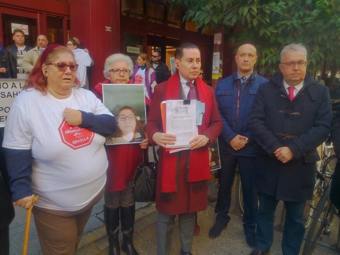 Dolores junto a su abogado y el alcalde de Bormujos