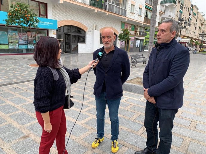 Nicolás de Miguel, concejal de Igualdad de Torremolinos (Málaga), ha manifestado hoy junto al concejal de Seguridad, Antonio Ruiz, atienden a los medios