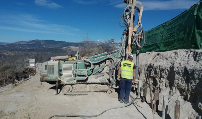 Un operario trabaja en las obras de emergencia de la carretera A-395, el principal acceso a Sierra Nevada.