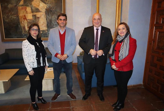 Antonio Ruiz (segundo por la dcha.) en el encuentro con la ONG