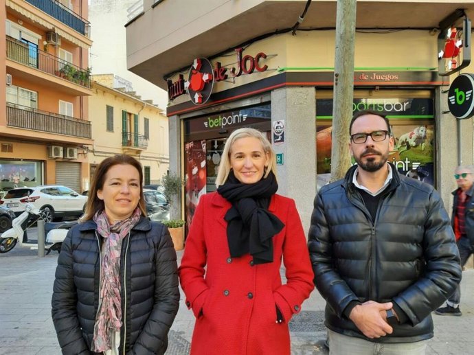 La portavoz de Cs Palma, Eva Pomar, en el barrio de Pere Garau