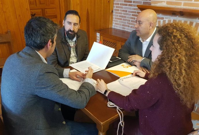 Los concejales del Grupo Municipal Cs Noemí Otero y Javier García Crespo, junto a los concejales del Consistorio de Ávila.