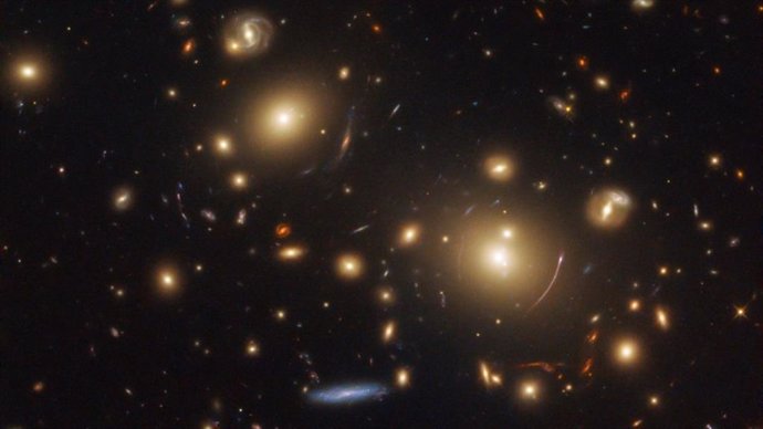 Lentes gravitacionales muestran que el universo se expande más rápido