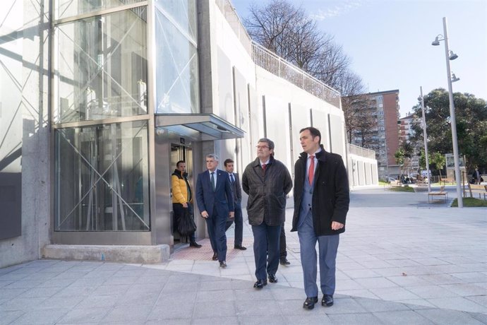 El alcalde de Bilbao, Juan Mari Aburto y varios representantes de la Corporación municipal en la inauguración de las obras de recuperación del Corazón de Barrio de Uribarri.