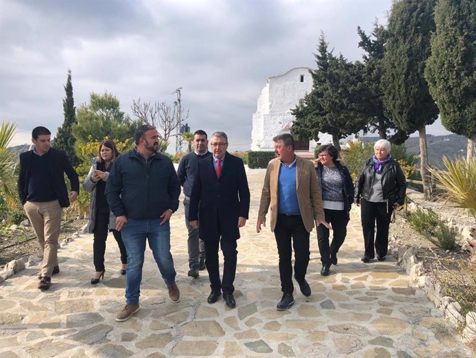 El presidente de la Diputación, Francisco Salado, y el alcalde de Canillas de Albaida, Jorge Martín, visitan el nuevo albergue para turistas.