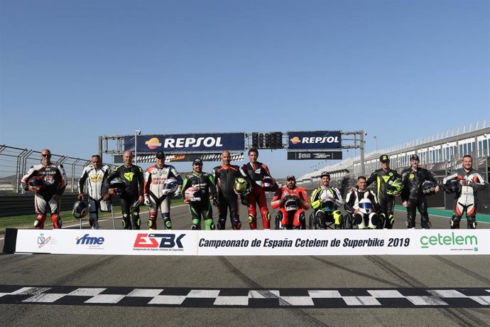Participanrtes de la primera Handy-ESBK con pilotos con discapacidad física celebrada en el Circuit Ricardo Tormo en 2019