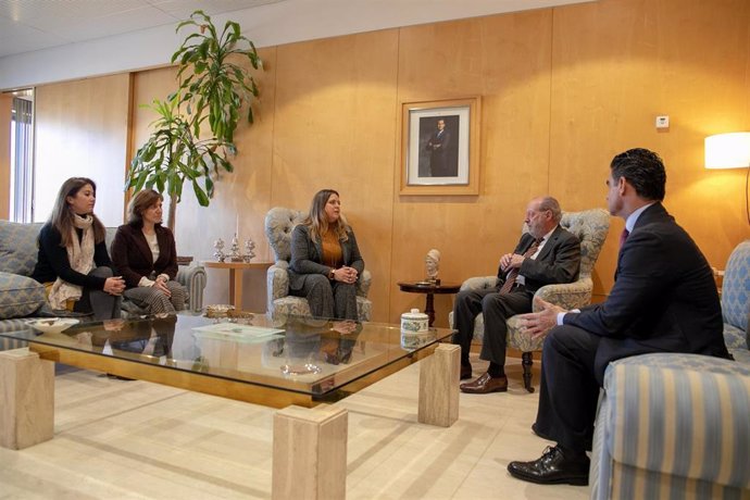 El presidente de la Diputación de Sevilla, Fernando Rodríguez Villalobos, mantiene un encuentro con integrantes de la Junta Directiva de la Asociación Empresarias Sevillanas