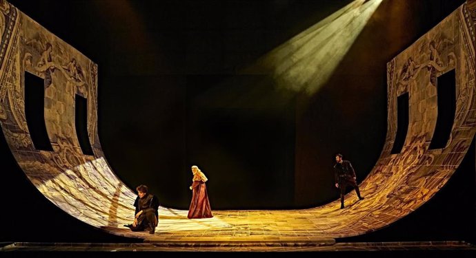 Escena de la obra de teatro de la CNTC/ Teatro de Almada, 'Reinar después de morir'