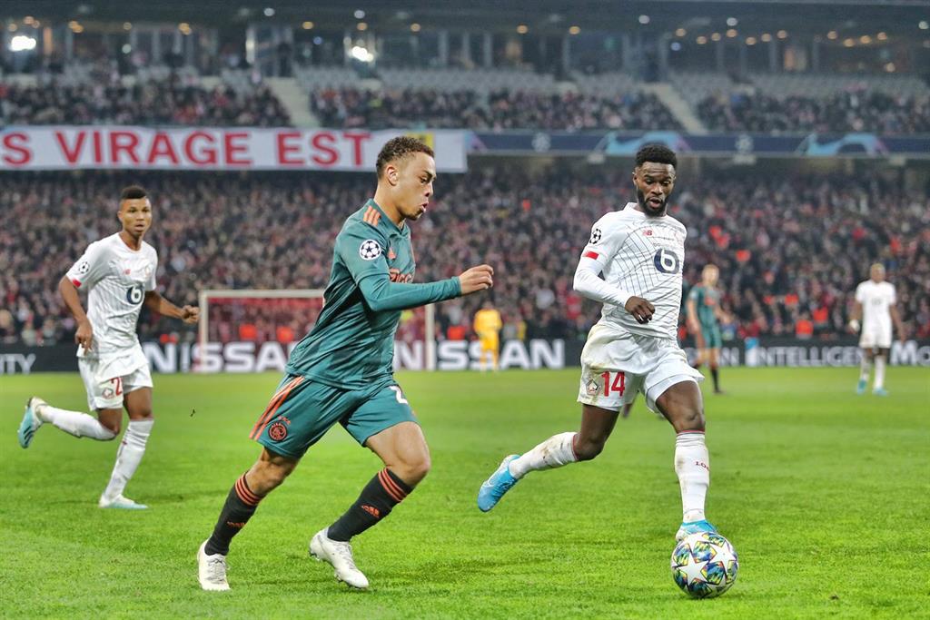 El estadounidense Dest deja la concentración del Ajax en ...