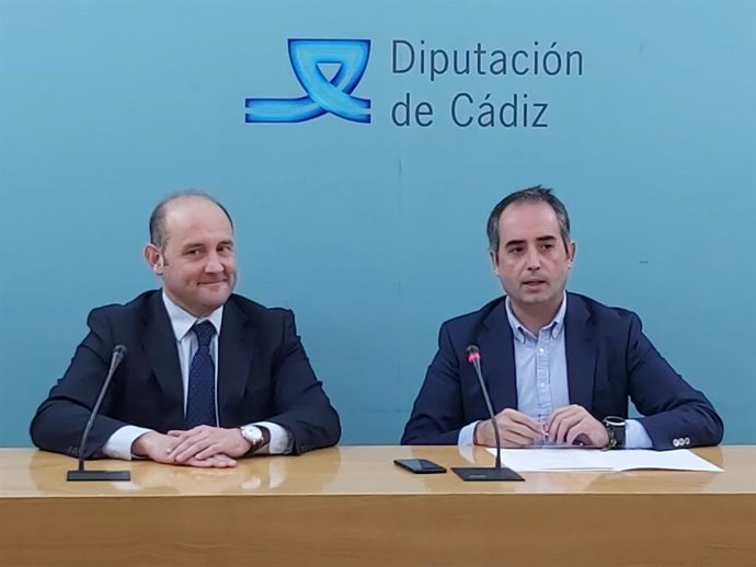 Antonio Saldaña, portavoz del PP en la Diputación, junto a Juancho Ortiz