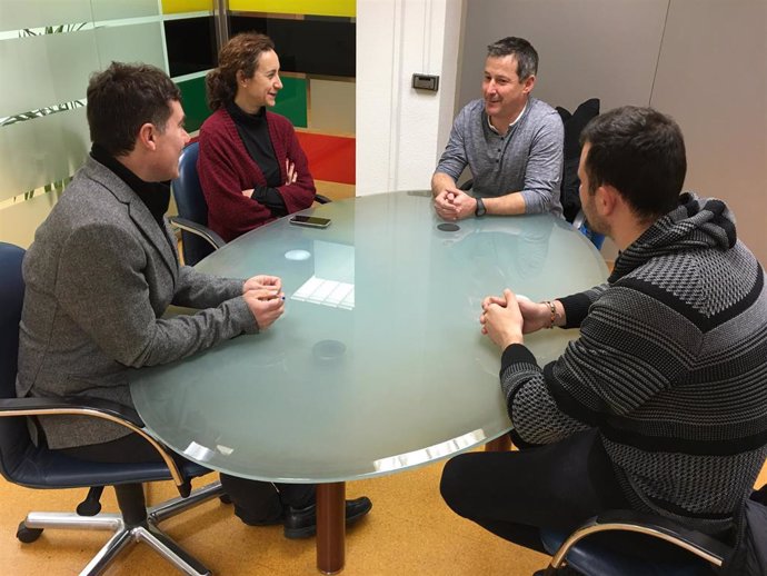 El consejero Eduardo Santos, la directora general de Políticas Migratorias, Patricia Ruiz de Irizar, Javier y Daniel en un momento de la reunión.