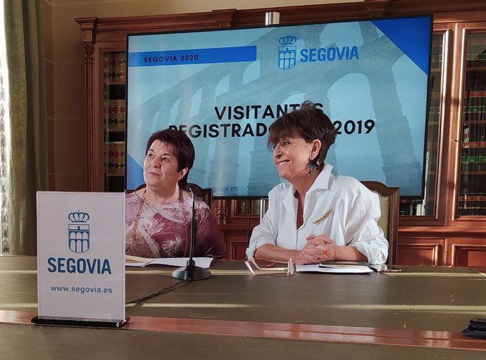 Clara Lquero y Claudia de Santos en la rueda de prensa sobre turismo.