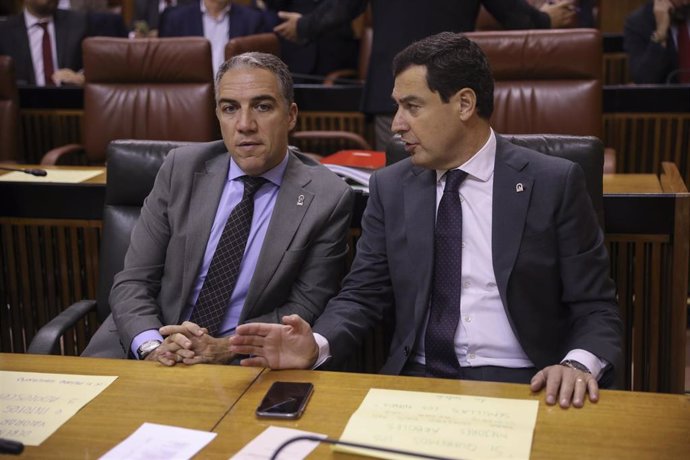 El presidente de la Junta de Andalucía, Juanma Moreno (d), y el consejero de Presidencia, Elías Bendodo (i), en el Parlamento