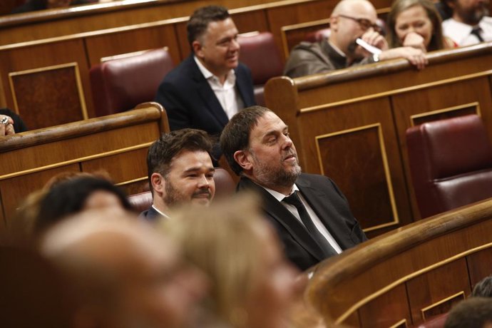 El portaveu parlamentari d'Esquerra Republicana (ERC), Gabriel Rufián, i el pres del procés i exvicepresident de la Generalitat, Oriol Junqueras, asseguts al Congrés dels Diputats durant la constitució de la XIII Legislatura de la cambra baixa.