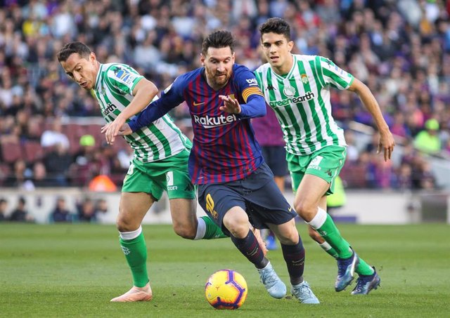 Messi intenta escaparse de Guardado y Bartra en un FC Barcelona-Betis