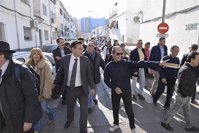 Imagen de la visita a la zona Norte de Granada del alcalde, Luis Salvador