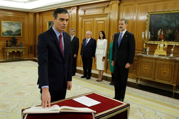 El presidente del Gobierno, Pedro Sánchez, promete su cargo ante el Rey Felipe VI (1d) , en el Palacio de La Zarzuela /Madrid (España), a 8 de enero de 2020.