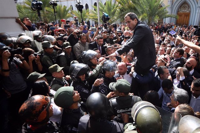 Juan Guaidó, bloqueado junto a la Asamblea Nacional