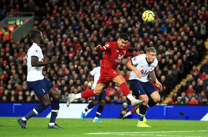 Firmino remata en el Liverpool - Tottenham