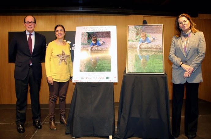 Beltrán Román, autor del cartel; Mercedes Camacho, jefa de Acción Social y Cooperación al Desarrollo de la Fundación Cajasol; y Mónica Gutiérrez, presidenta de Nuevo Futuro Sevilla.