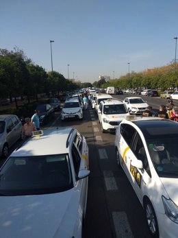 Caravana de coches de Élite Taxi Sevilla por el conflicto con los VTC