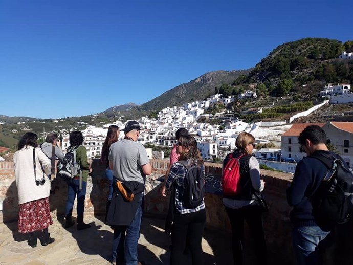 Un grupo de periodistas y blogueros de viajes visita un municipio de Málaga.