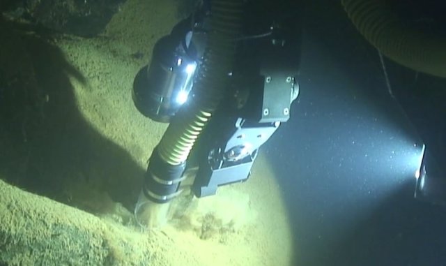 Brazo robótico del explorador submarino tomando muestras de forma autónoma