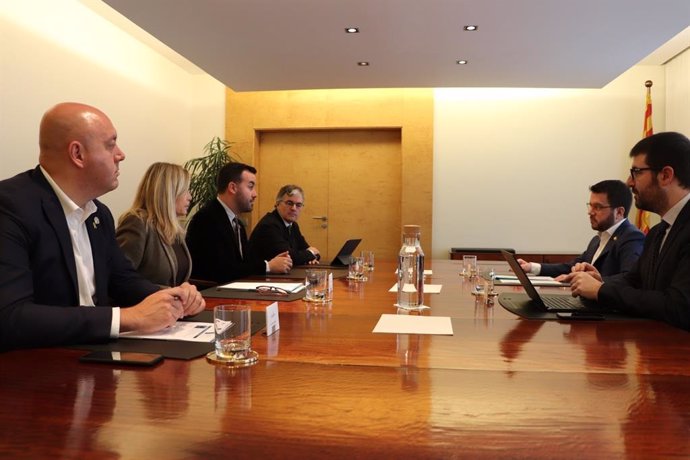 Reunión del presidente de la ACM, Lluís Soler, el vicepresidente del rea de Dinamització Econmica, Josep Caparrós, la secretaria general, Joana Ortega, y el secretario general adjunto, Sergi Peneds, con el vicepresidente del Govern, Pere Aragons.