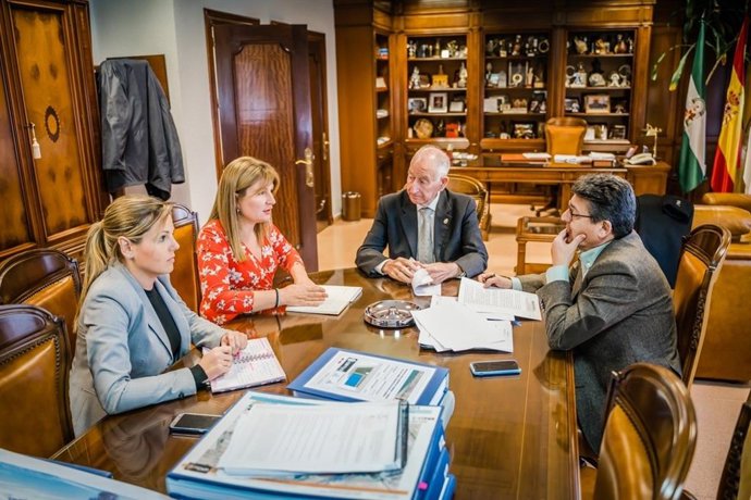 Representantes del PP se reúnen en el Ayuntamiento de Roquetas de Mar (Almería)