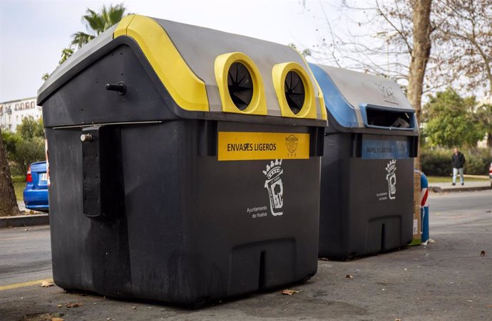 Contenedor de reciclaje amarillo.
