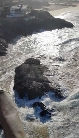 El helicóptero del Gobierno rescata a una pareja a atrapada en una roca en Cuberrís