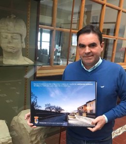 El alcalde de Porcuna, Miguel Moreno, muestra el proyecto para la recuperación del anfiteatro romano de Obulco
