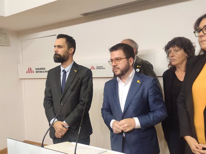 El president del Parlament, Roger Torrent, i el vicepresident de la Generalitat i coordinador nacional d'ERC, Pere Aragons, al costat de la consellera Teresa Jord, a la seu d'ERC, a Barcelona, 9 de gener del 2020.