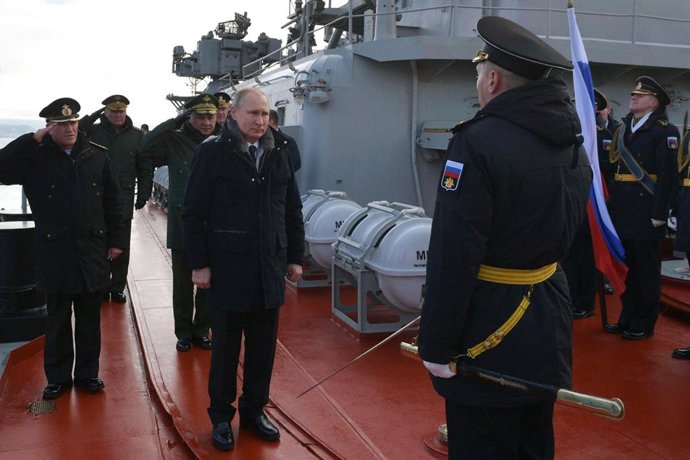 Putin saludando a la Flota del Nuclear en Crimea. 
