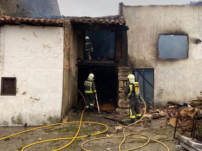Bomberos del 112 extinguen un incendio en dos cuadras de San Vicente de la Barquera