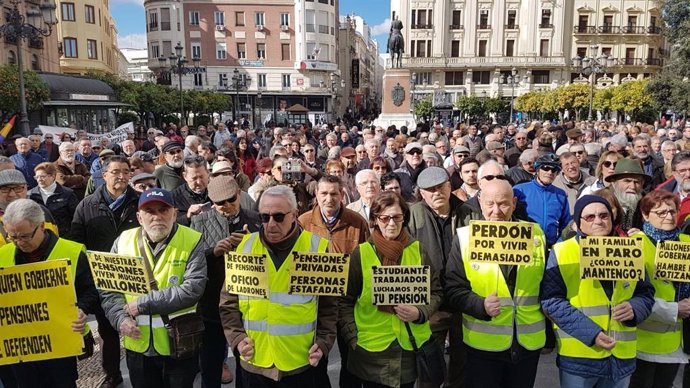 Concentración del movimiento en defensa de las pensiones públicas en Córdoba
