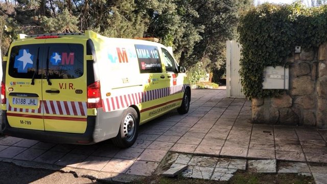 Una ambulancia del SUMMA 112 a las puertas del chalet de Villaviciosa de Odón en el que un hombre ha resultado herido de gravedad tras ser apuñalado.