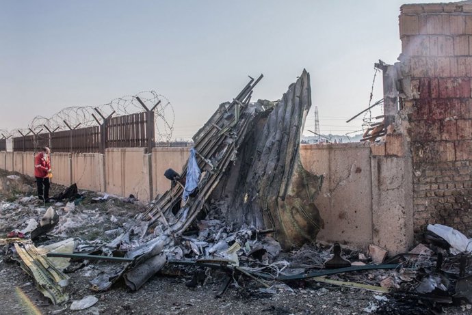 Una pieza del fuselaje del avión en el lugar donde ha ocurrido el accidente