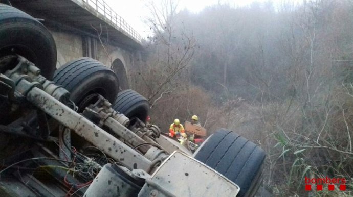 Herido grave un camionero que llevaba 200 cerdos al caer al río en Albesa (Lleida)