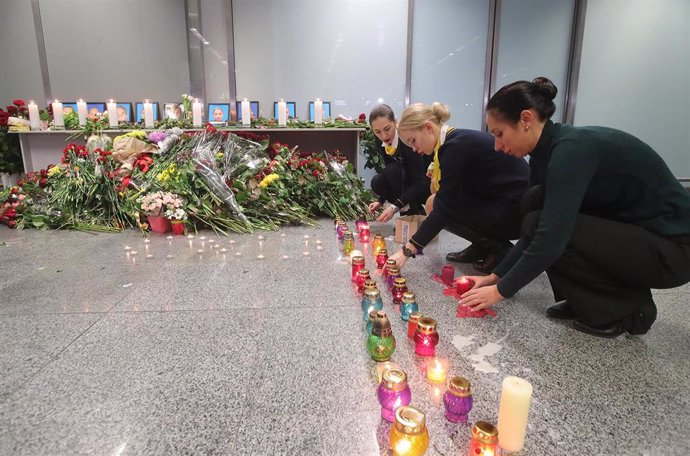 Empleados de Ukrainian International Airlines ponen velas por el avión ucraniano siniestrado en Teherán, suceso que se saldó con la muerte de 176 personas. 