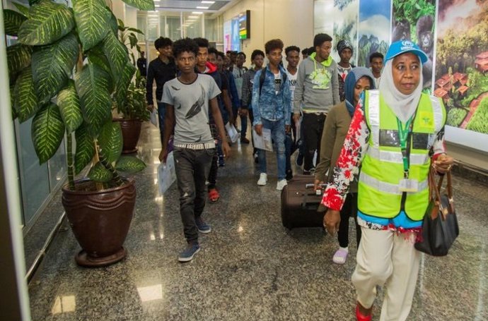 El primer grupo de migrantes y refugiados trasladados desde Libia a Ruanda.