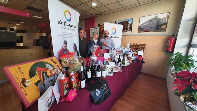 Entrega de la gran cesta valorada en 1.500 euros dentro de la segunda campaña de fomento del consumo local en Cariñena.