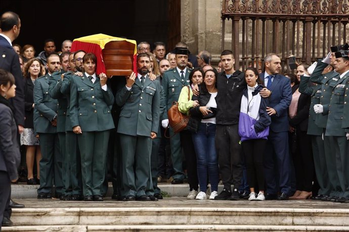 En Granada, misa funeral por el guardia civil fallecido tras ser disparado en Huétor Vega en acto de servicio, a la que asiste el ministro del Interior, Fernando Grande-Marlaska.Salida de la Catedral 