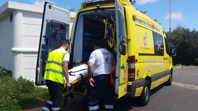 Personal del SUC traslada a una persona herida en ambulancia