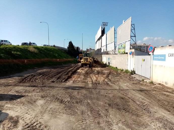 Explanada de delante del campo de fútbol de Es Rafal.