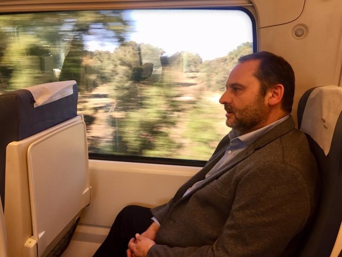 El ministro José Luis Ábalos viaja en el tren de Cáceres a Madrid